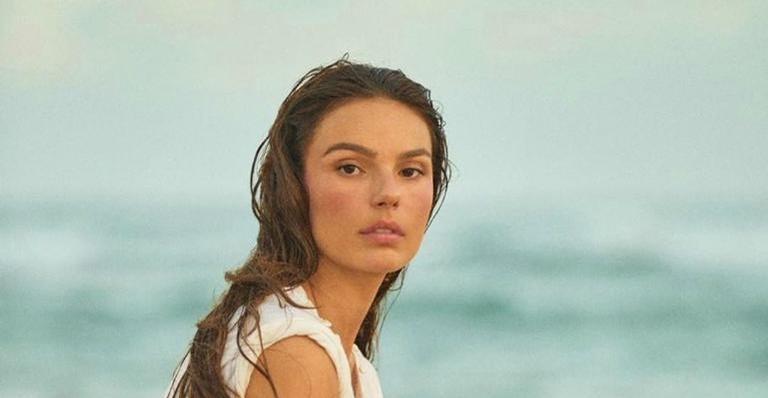 Isis Valverde aposta no look sensual e arrasa em camarote carioca