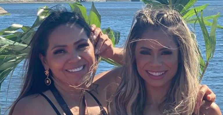 Lexa desfila pela Unidos da Tijuca e sua mãe, Darlin Ferrattry, se derrete: ”Minha Rainha”