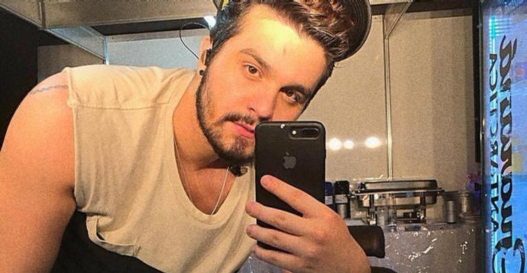 Luan Santana curte praia e boa forma do cantor se destaca na Bahia