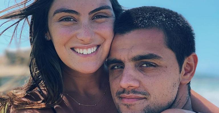 Com o recém-nascido, Mariana Uhlmann e Felipe Simas curtem feriado em família