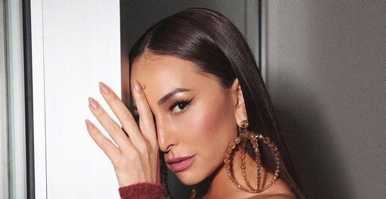 Seminua, Sabrina Sato rouba a cena em camarote no Rio de Janeiro