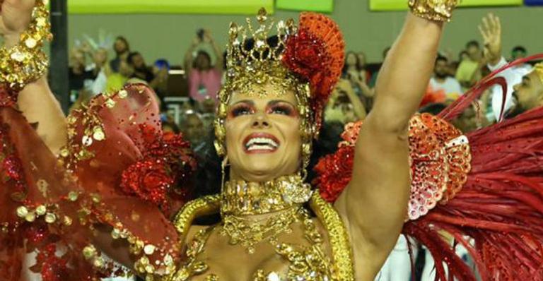 Nos bastidores do Carnaval, Viviane Araújo exibe beleza e homenageia a Salgueiro