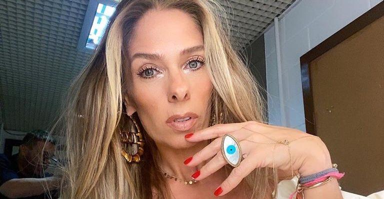 Adriane Galisteu surge de máscara na Itália e gera polêmica por causa do coronavírus