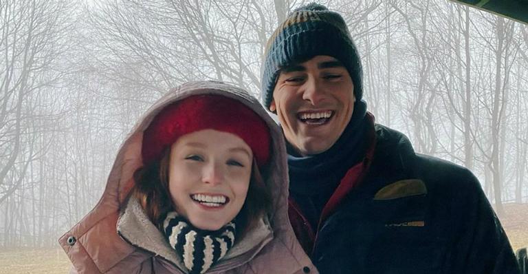 Bruno Montaleone posa ao lado de Larissa Manoela durante filmagens em Nova York: ”Só alegria”