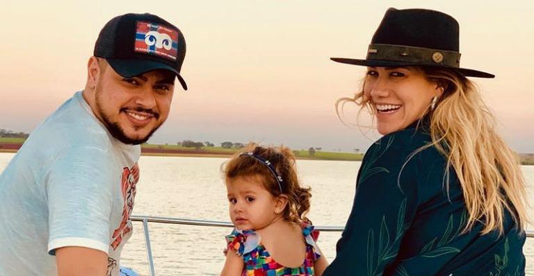 Cristiano, da dupla com Zé Neto, posta foto com a família e diz estar ansioso com a chegada do filho