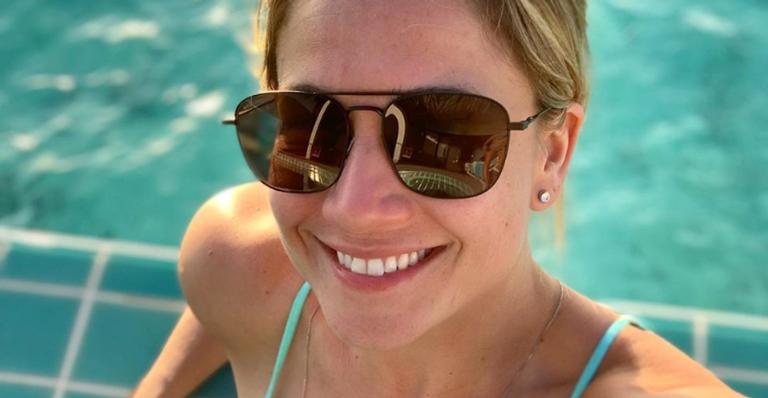 Fernanda Gentil compartilha clique de biquíni e dispara: ”Tudo certo por aqui”
