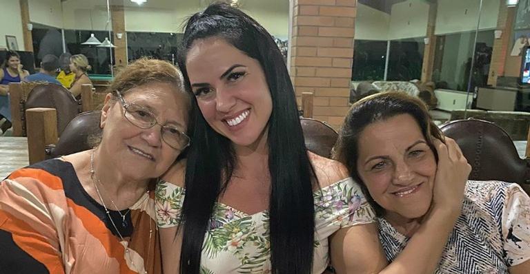 Após Carnaval, Graciele Lacerda posa com a mãe e a sogra: ”Meus exemplos de mulheres”