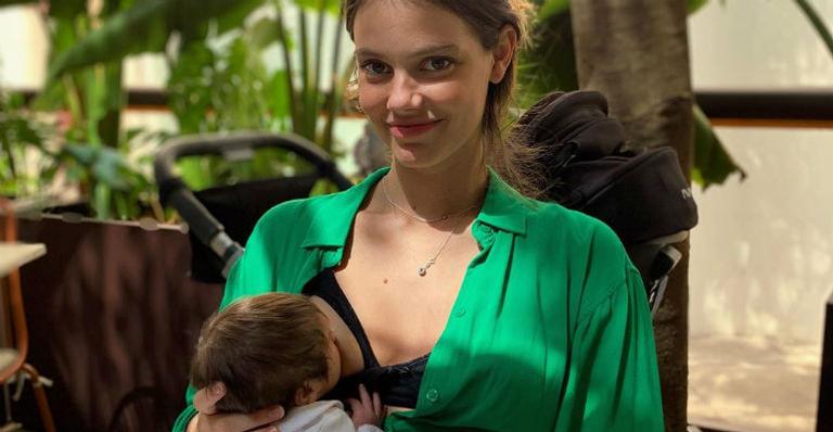 Maria, filha de Laura Neiva e Chay Suede, completa 2 meses e rouba a cena nas redes sociais da mãe