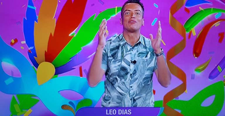 Leo Dias dá selinho em famoso e chama atenção no Carnaval da Rede TV!