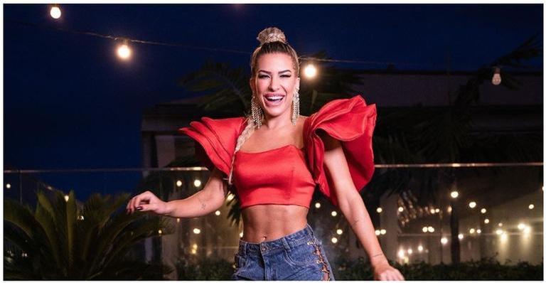 Lorena Improta comemora vitória da Viradouro no Carnaval do Rio