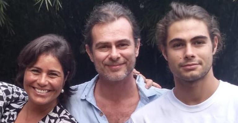 Rafael Vitti compartilha registro dos pais mais jovens e fãs comentam semelhança: ”O clone do pai”