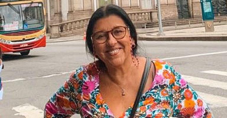 Completando 66 anos, Regina Casé usa as redes sociais para agradecer os amigos pelos parabéns