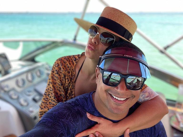 Carla Perez curte passeio de barco ao lado do marido, Xanddy, e encanta web