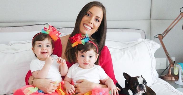 Fabiana Justus mostra primeiro Carnaval das filhas gêmeas, Chiara e Sienna