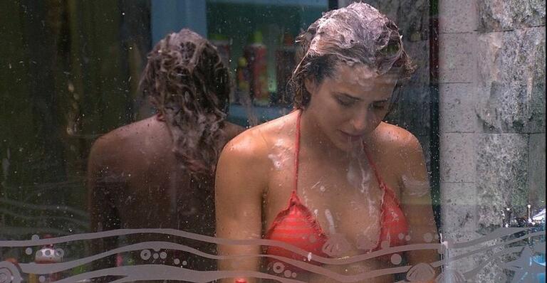 BBB20: Gabi chora no banho após nova discussão com Guilherme