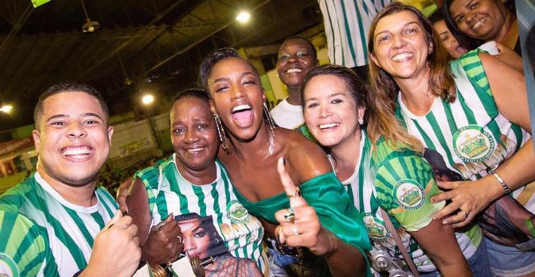 Iza comemora vitória de Imperatriz Leopoldinense com bela homenagem: ”Escola do meu coração”
