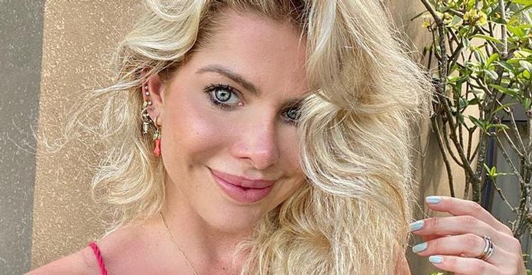 Aos 43 anos, Karina Bacchi posa de biquíni e impressiona com abdômen trincado