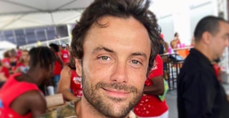 Kayky Brito posa sem camisa e recebe elogios na web