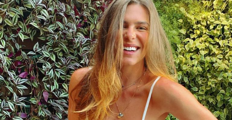 Mariana Goldfarb posa em meio as flores e arranca suspiros dos fãs: ”Que mulher linda”