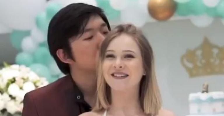Sammy Lee, mulher de Pyong, exibe registro exclusivo do seu parto