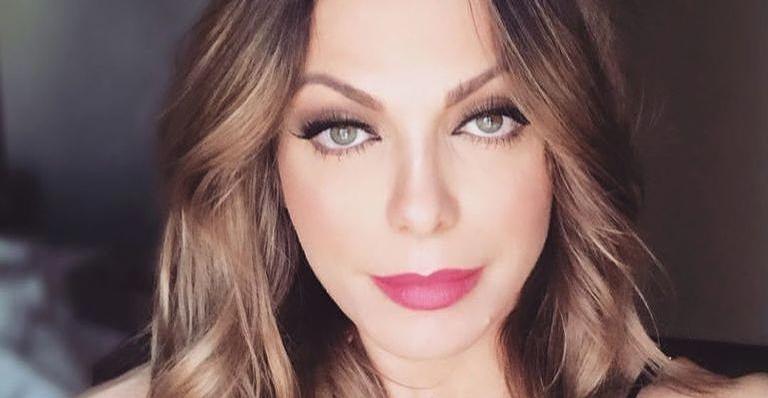 Sheila Mello curte dia de sol na piscina e comemora: ”Um cantinho calmo em pleno Carnaval”