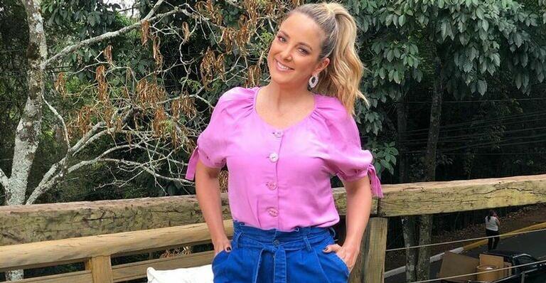 De laço na cabeça, filha caçula de Ticiane Pinheiro faz pose para foto e passa dos limites da fofura