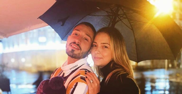 Vinicius Martinez se declara para Carol Dantas ao relembrar clique em Noronha