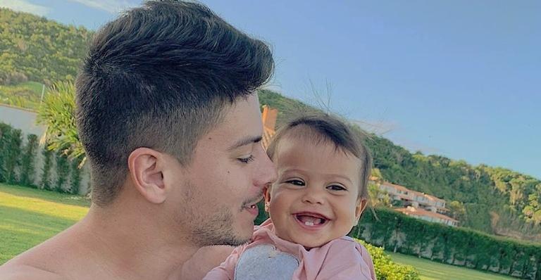 Arthur Aguiar explode o fofurômetro ao mostrar a filha, Sophia, falando o nome e sobrenome