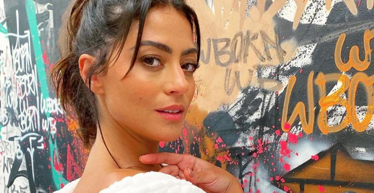 Carol Castro improvisa fantasia para curtir Carnaval longe da folia: ”Sextou”