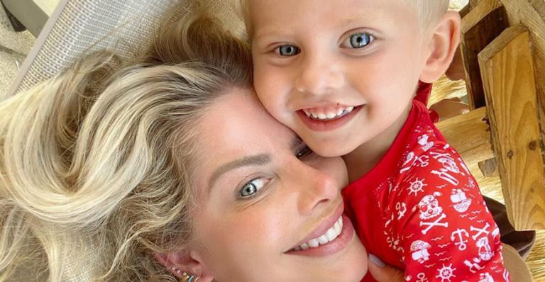 Em Punta Cana, Karina Bacchi se diverte com o filho, Enrico Bacchi, e se declara: “Raio de sol”