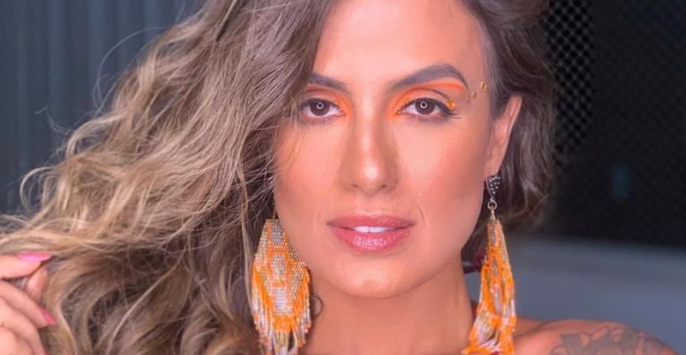 Ex-BBB Carol Peixinho curte dia de sol e exibe corpão na piscina
