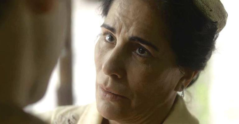 Filho de Lola arruma emprego inusitado e choca a mãe em ‘Éramos Seis’