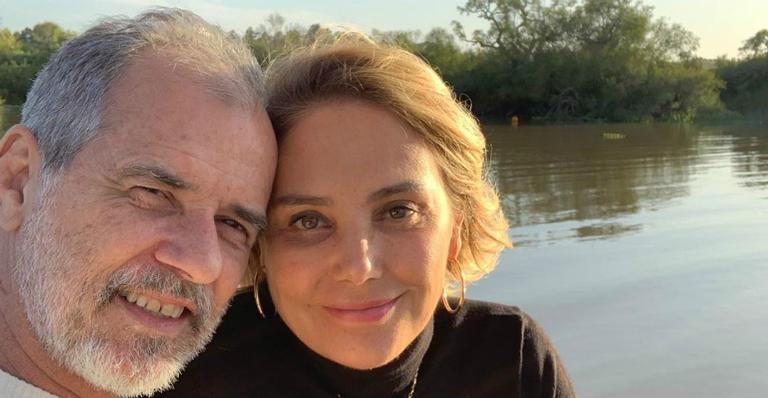 Heloísa Perissé curte dia de sol ao lado do marido, Mauro Farias: ”Sextou!”