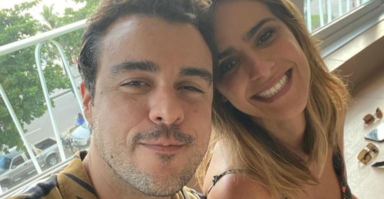 Joaquim Lopes posa com namorada em cenário paradisíaco e recebe elogios de fãs: ”Que fotão”