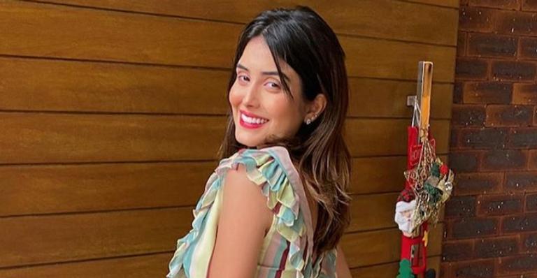 Leticia Almeida exibe barrigão de seis meses e dispara: ”Minhas curvas lindas”