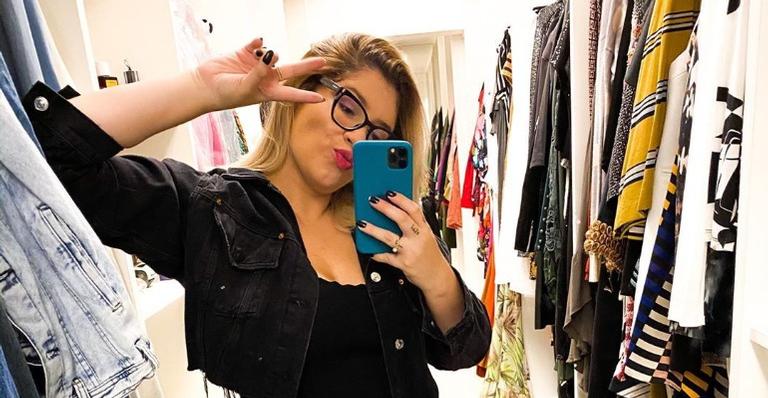 Marília Mendonça abusa do decote e surge sem make durante férias ao lado do namorado, Murilo Huff