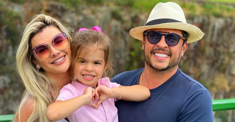 Durante viagem para Disney, Mirella Santos posa ao lado da família: ”Quem é mais criança?”