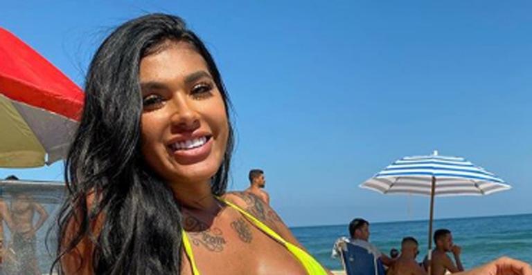 Pocah dá bronca durante show e alfineta: ”Malcriada”