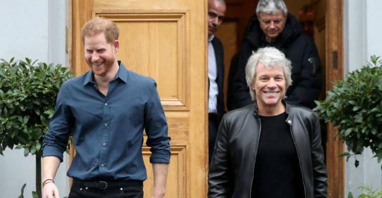 Finalizando os seus compromissos na realeza, Harry se encontra com Bon Jovi em estúdio