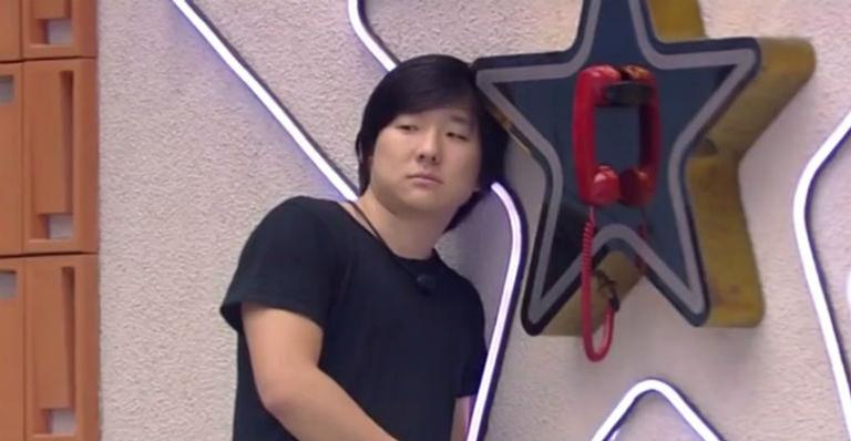 BBB20: Depois de perder duas chamadas, Pyong fica rodeando Big Fone