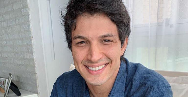 Romulo Estrela surge relaxando sem camisa e arranca suspiros dos fãs: ”Belíssimo”