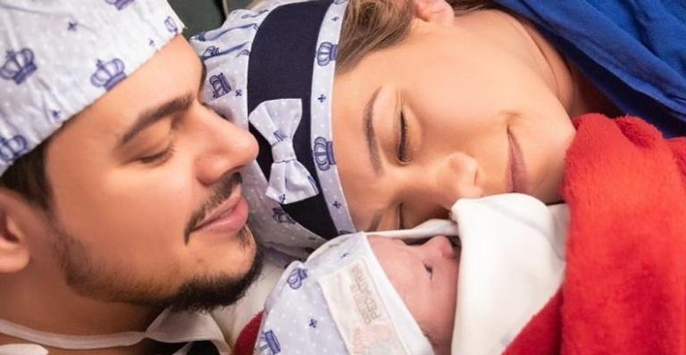 Cristiano e Paula Vaccari compartilham primeiro registro do filho recém-nascido: ”Nosso leãozinho”