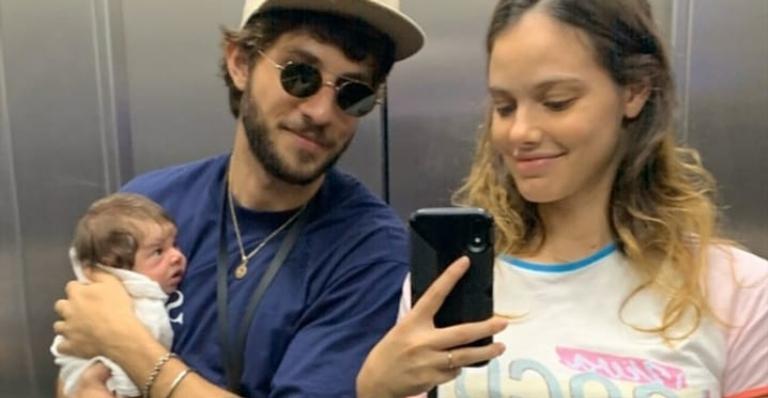 Laura Neiva se derrete ao mostrar foto da filha, Maria, fazendo caras e bocas: ”Ó que fofinha!”