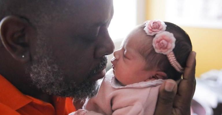 Péricles comemora primeiro mês de vida da filha com vídeo cheio de amor: ”É o elo que faltava”