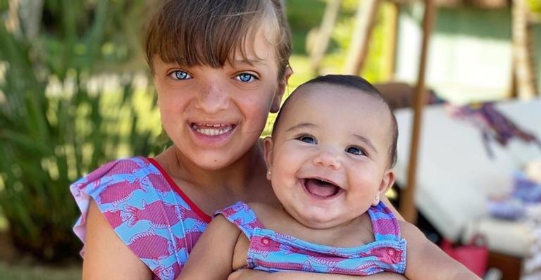 Ticiane Pinheiro se derrete ao flagrar Rafaella dando comida na boca da irmã caçula, Manuella