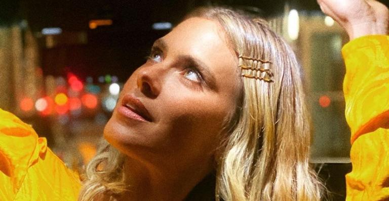 Carolina Dieckmann compartilha reflexão sobre selfies: ”Fico mais parecida com a minha mãe”