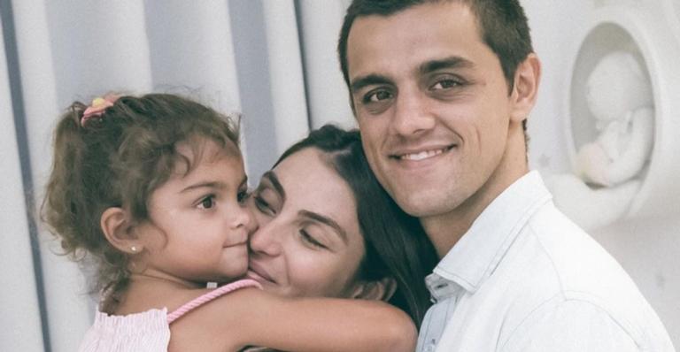 Felipe Simas se declara à filha em clique fofíssimo: ”Me faz olhar o mundo com mais delicadeza”
