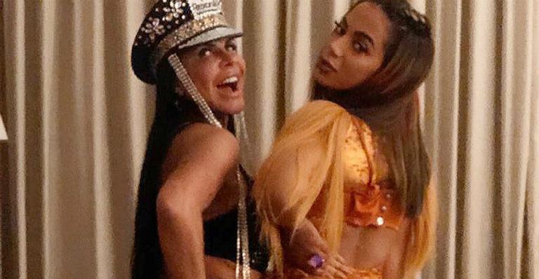 Gretchen posa ao lado de Anitta momentos antes do bloco da cantora: ”Te amo, amiga linda”