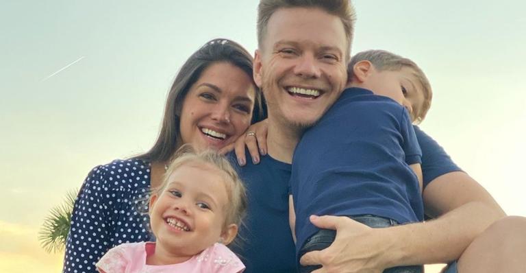 Melinda e Teodoro surgem com look combinando no casamento do tio, Téo Teló, e roubam a cena