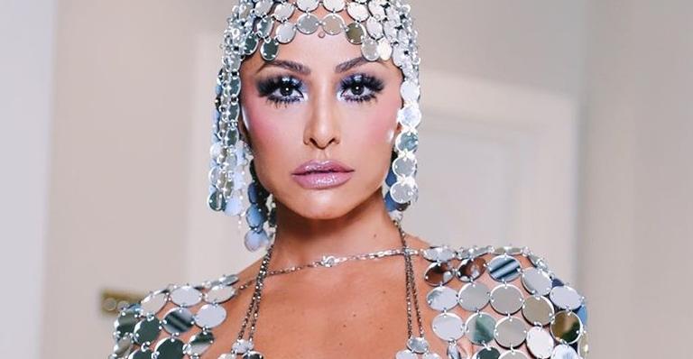 Ousada, Sabrina Sato aposta em look belíssimo feito com 3 mil espelhos e tampa só o essencial